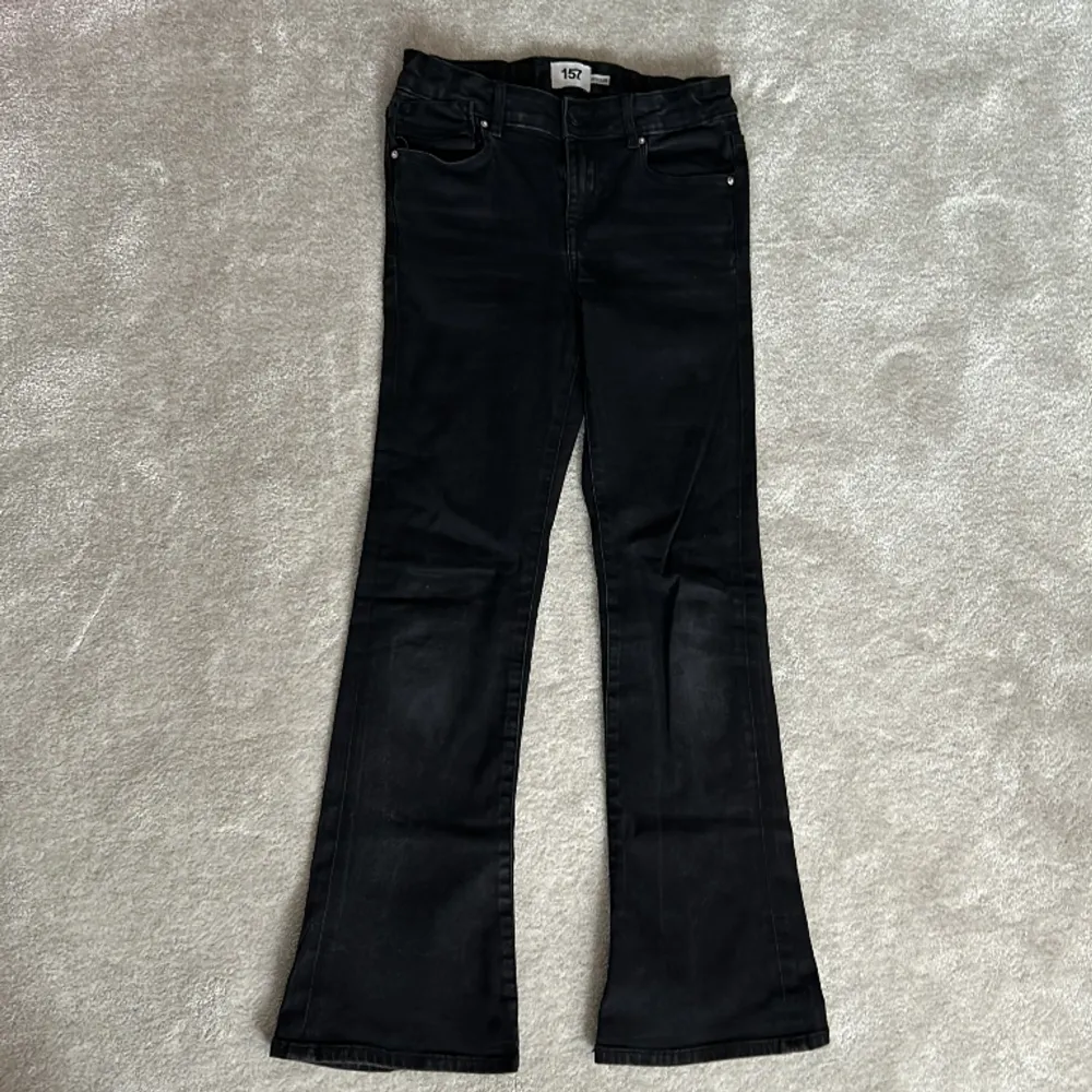 Coola bootcut jeans i färgen svart, från Lager 157, 33,5cm i midjan (kan dras åt) och 95cm på längden, passa på😘❤️. Jeans & Byxor.