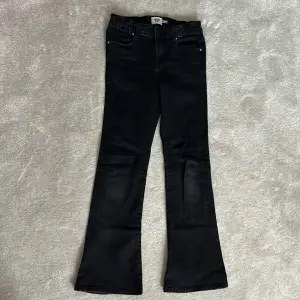 Coola bootcut jeans i färgen svart, från Lager 157, 33,5cm i midjan (kan dras åt) och 95cm på längden, passa på😘❤️