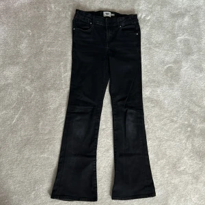 Svarta jeans - Coola bootcut jeans i färgen svart, från Lager 157, 33,5cm i midjan (kan dras åt) och 95cm på längden, passa på😘❤️