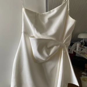 White minidress - Super cute white dress I’ve worn once. Size 36/S. Bought from ASOS for around 130€. Very good condition.
