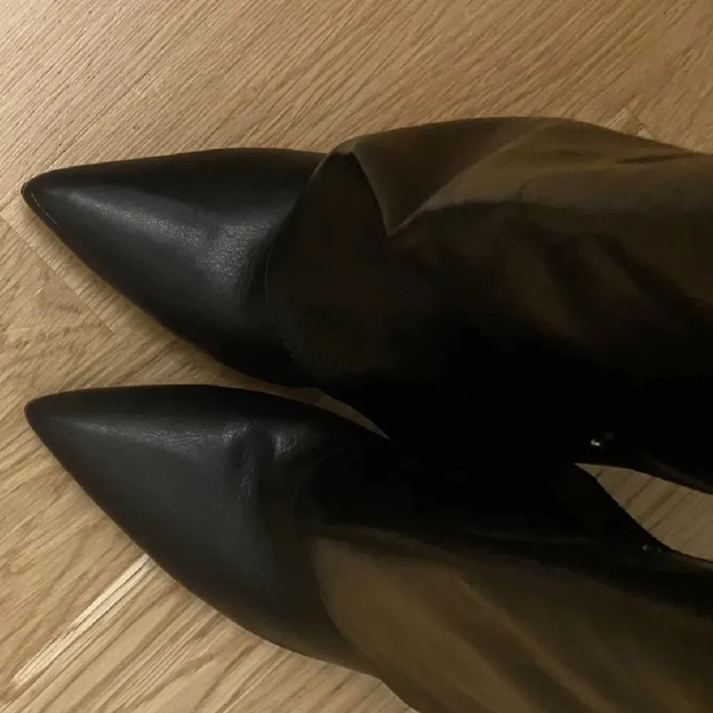 Intressekoll på dessa as snygga boots. Liknar shark boots från givenchy. De är spetsiga och klacken är 10cm. Skriv vid funderingar💗. Skor.
