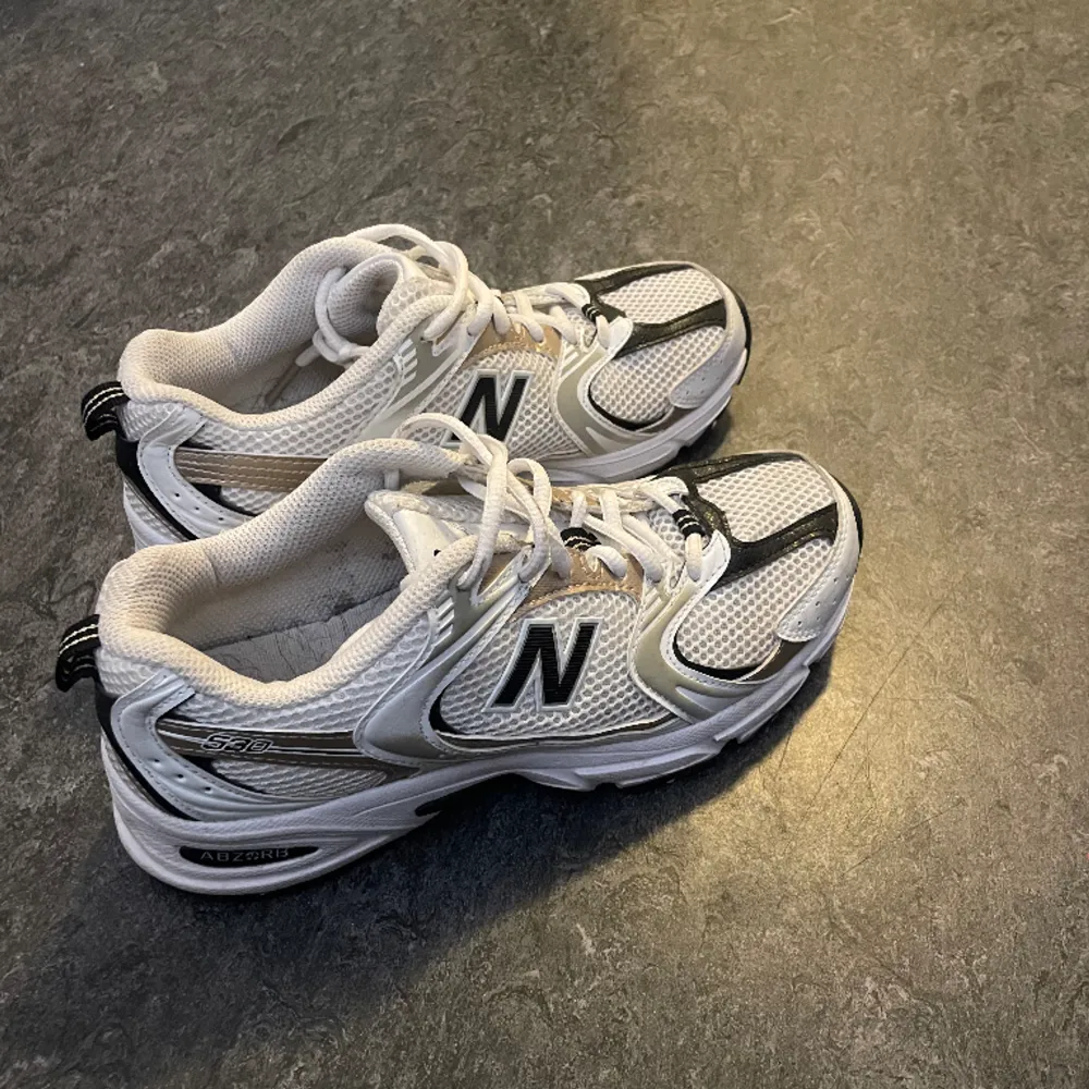 New Balance 530. Normal i storleken, storlek 38. Endast använda fåtal gånger, mycket bra skick.. Skor.