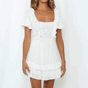 Jättefin vit klänning som passar perfekt till studenten! Klänningen är från Hello Molly och är oanvänd, säljer pga fel storlek