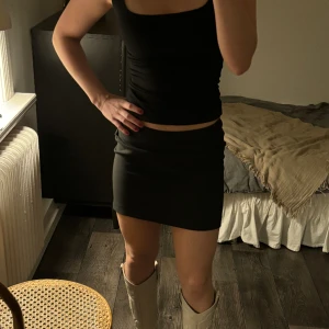 Svart minikjol - Super fin lågmidjad kjol från pull&bear, aldrig använd! (Ordinarie pris 350kr) 