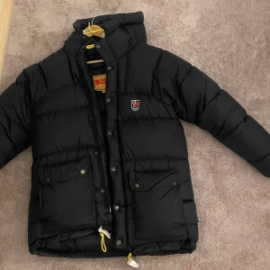 Fjällräven expedition down jacka XXXS - Knappt använd, inga defekter som man ser på bilderna! Väldigt fint skick. Varm och tuff jacka. XXXS passar upp till small och medium pga så stor i storleken.