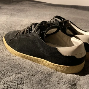Saint laurent skor  - Tjena! Säljer nu ett par ruskigt snygga sneakers från saint Laurent! Svinbra skick och den har inga defekter! Nypris är 5999 men mitt pris är 2299!Om du har några frågor eller funderingar är det bara att ställa, svarar alltid snabbt!👍