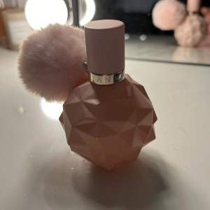 Ariana grande parfym, mer än hälften kvar 🩷🩷