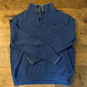 Säljer denna stickade tröjan från Ralph Lauren i färgen blå. Storleken är L men passar M. Tröjan är i väldigt bra skick 8,5/10. Skriv om du har några frågor. Pris kan diskuteras vid snabb affär.