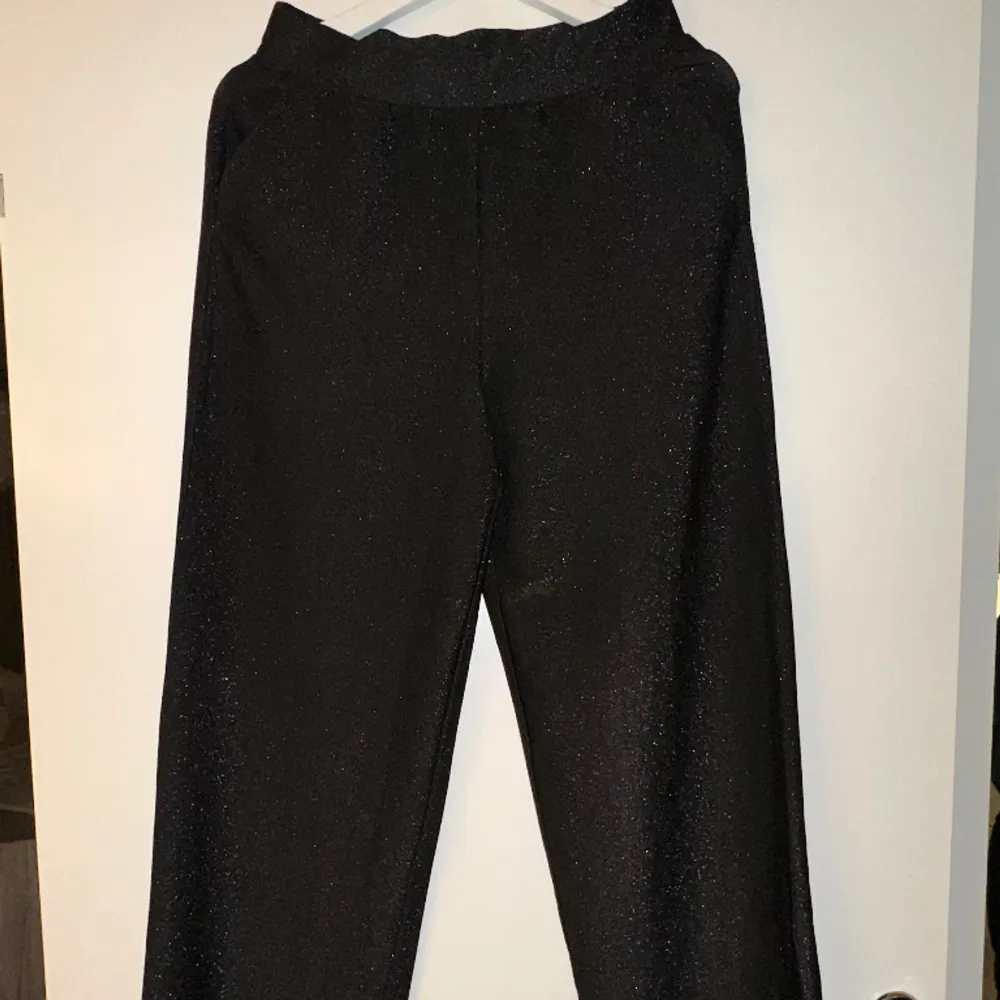 Säljer er par svarta glittriga byxor i storlek S. Nyskick! Pris: 75kr . Jeans & Byxor.
