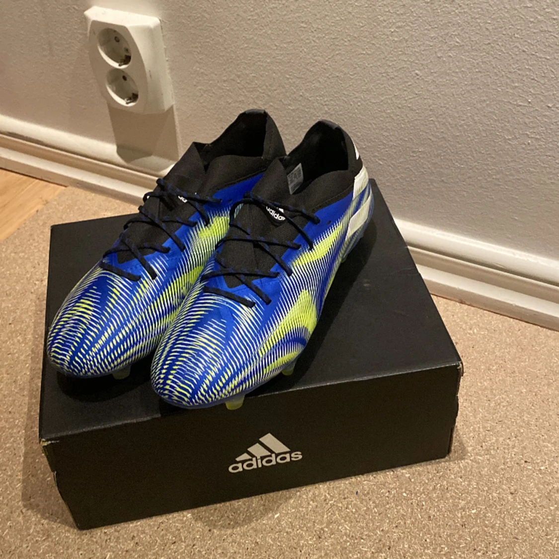 Fotbollskor adidas. ( helt nya)!! - 90