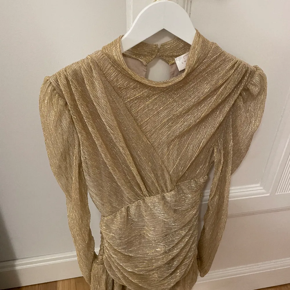 Guldig superfin klänning i ett tunt och luftigt material. Köpt från en nederländskt märke för ca 800 kr. Storlek S, något kort på mig som är 172 cm. 🧡💛. Klänningar.