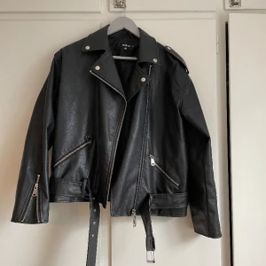 Skinnjacka Missguided - Fräsch skinnjacka från Missguided, strl 38(Oversized passform) har bra fickor och är varm!🌸 köpt på plick för 600kr