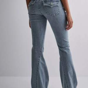 Säljer dessa supersnygga och trendiga low waist jeans från True Religion. Endast används 2ggr och säljes endast då dem tyvärr är förstora. Egna bilder kan självklart skickas vid intresse. Köpta för 1250kr.