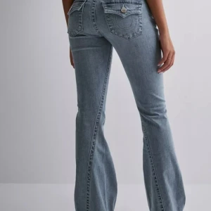 True religion low waist - Säljer dessa supersnygga och trendiga low waist jeans från True Religion. Endast används 2ggr och säljes endast då dem tyvärr är förstora. Egna bilder kan självklart skickas vid intresse. Köpta för 1250kr.