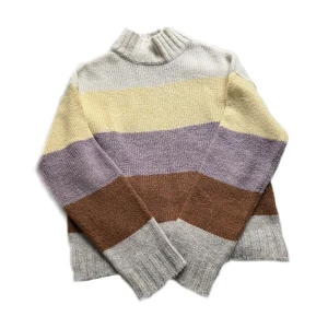 Stickad tröja - fin stickad tröja till våren! säljer på grund av att den inte kommer till användning❤️