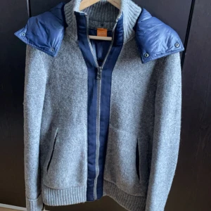 Hugo Boss Cardigan - Tjena säljer denna Hugo Boss cardigan i strl M. Den är i riktigt bra skick och är perfekt nu till våren. Modellen på bilden är ca 190 men den skulle även passa någon som är kortare. Priset kan diskuteras vid snabb affär. 