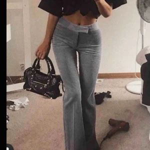 Snygga lågmidjade byxor zara - Supersnygga lågmidjade kostymbyxor från Zara i manchester tyg! Otroligt snygga och trendiga. Säljes då dom är för stora.