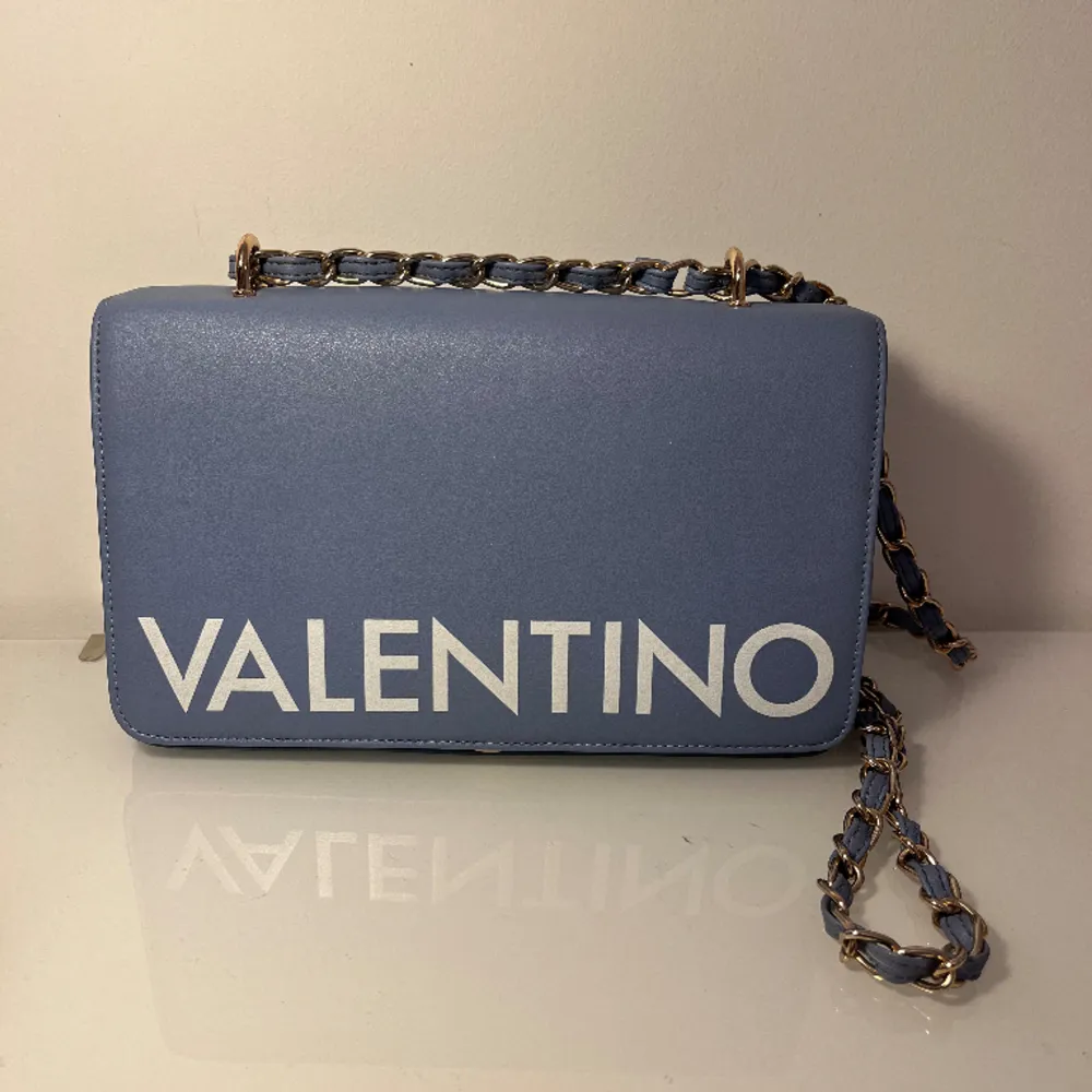 En äkta valentino väska köpt i Italien men som aldrig kommit till användning 🩵. Väskor.