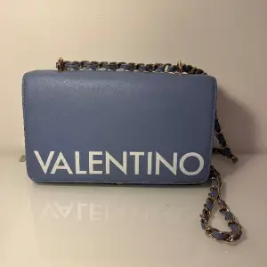 En äkta valentino väska köpt i Italien men som aldrig kommit till användning 🩵