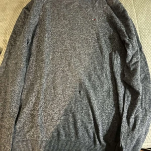 Hilfigher tröja  - 70kr har en liten skada