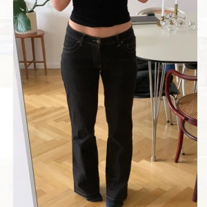 Svarta jeans - Supersnygga lågmidjade jeans, sitter som en smäck! Väldigt sköna, typ lite stretchigare jeansmaterial och i toppenskick. Jag är 162 och de är långa på mig 💖