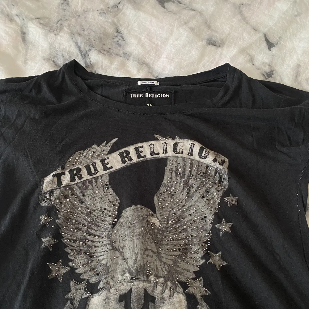 True Religion t-short köpt second hand den som köper står för frakten(46kr). T-shirts.