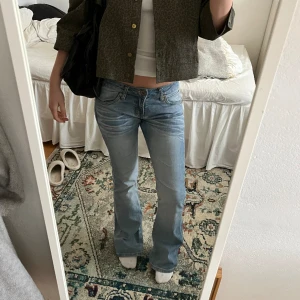 Lågmidjade jeans - Lågmidjade ljusblå jeans, köpta second hand, lite slitna längst ner. W26. Midjemått: 76cm innerbenslängd: 84cm tyvärr för långa för mig som är 164 💗 