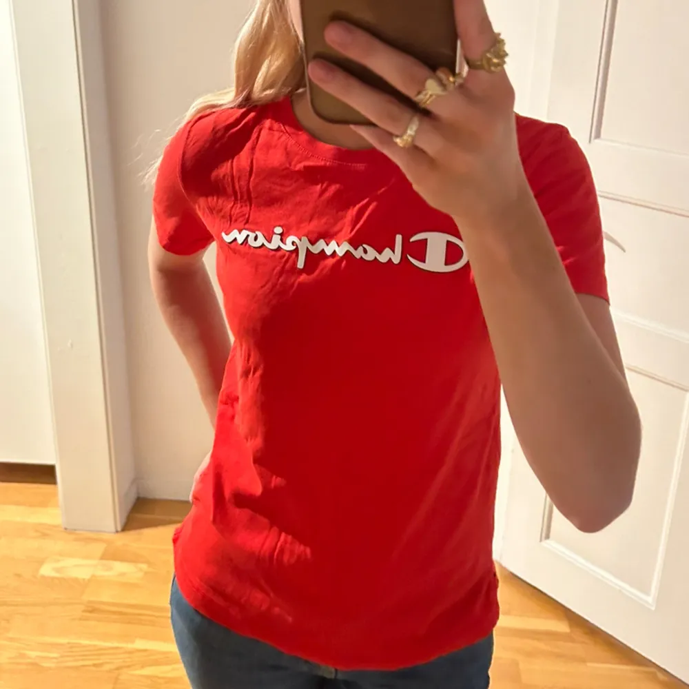 Röd Tshirt från champion❤️. T-shirts.