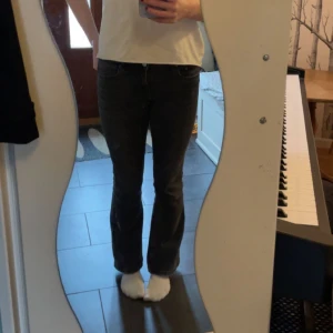 Bootcut jeans  - Säljer mina svarta lågmidjade bootcut jeans från Gina Young. Dom är i storlek 152cm men passar mig som är 158cm🥰🥰