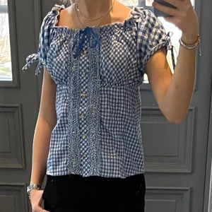 Blå blus/topp från Stockerpoint  - Blå rutig blus/topp från Stockerpoint i fint skick. Står storlek 42 men passar som en S/M.