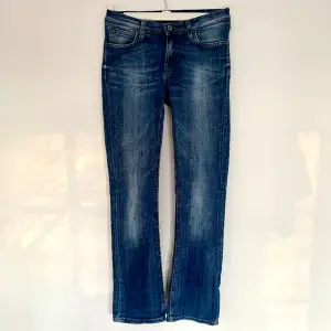 Lee jeans i bra skick, modell ”Bonnie”, storlek 28 i bredd och 31 i längd. Små i passformen. Hyfsad flare (alltså utsvängda).