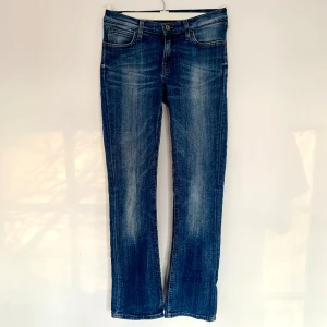Utsvängda Lee Jeans ”Bonnie” (W28/L31) - Lee jeans i bra skick, modell ”Bonnie”, storlek 28 i bredd och 31 i längd. Små i passformen. Hyfsad flare (alltså utsvängda).