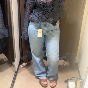 Zara Jeans  - Jätte fina jeans från zara. Medelhög midja, rak modell lite baggy nedtill. Köpte dom i stl 42 för jag vill ha dom lite lösa. 💗👌🏼