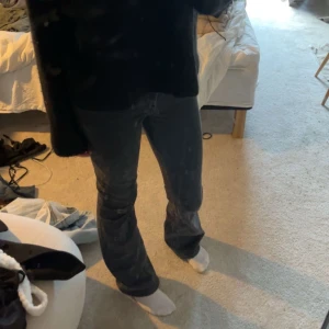 Lowwaist bootcut jeans - Svarta bootcut Lowwaist jeans, kommer inte till användning för mig, sitter bra på mig som är 1,68cm💞