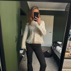 Stickad tröja  - stickad tröja från zara med spets, nypris:599kr