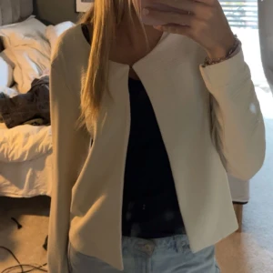 Vit kofta  - Vit jättefin kofta💞 aldrig använt