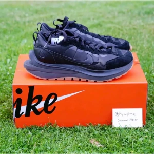 Nice sacai vaporwaffle black - Ett par Nike sacai vaporwaffle i st 43 Skicket är 10/10 Får med box