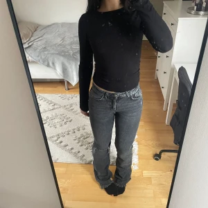 Svarta flare jeans - Säljer dessa jättesnygga flare jeans, med ett håligt knä, från Gina då de tyvärr inte kommer till användning längre. Endast använda fåtal gånger. Midjemått: 33cm Innerbenslängd: 83cm🌼
