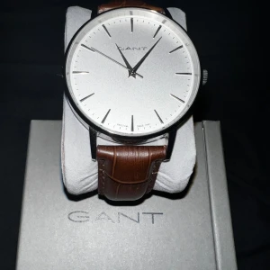 Gant Klocka - Denna klocka är perfekt för dig som tycker om en mer classy stil! Den passar till alla sammanhang och ser snyggt ut med sitt bruna läder band😍