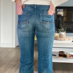 Bootcut low waist jeans - Super snygga jeans! Första två bilderna är ifrån när jag köpte dom 2nd hand, sälj då de va för små. Fler bilder finns💞