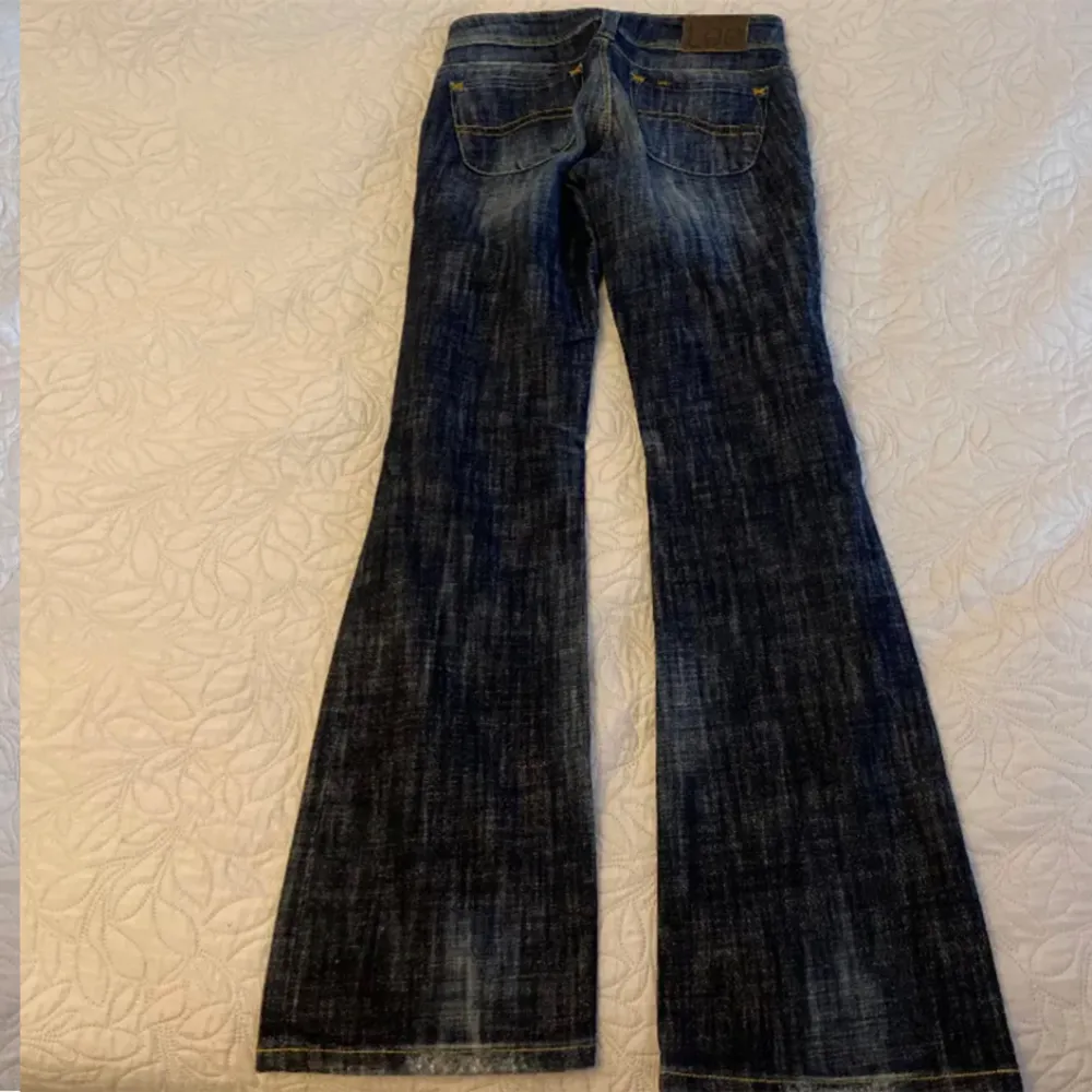 unika lågmidjade flare lee jeans! bra skick. midjemått: 38cm innerbenslängd: 79cm. tryck gärna på köp nu 💫. Jeans & Byxor.