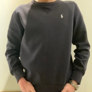 Ralph Lauren sweatshirt - Säljer denna i princip nya RL sweatshirten då jag inte har användning av den. Storlek M. Nypris 1399! Hör av er om ni vill ha bilder på tröjans passform eller liknande!