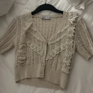 Fin sommar topp  - Jätte fin topp från Zara, inte använd super ofta så i gott skick. Knappen högst upp är in sydd så är svårare att öppna då den inte ska gå upp när man har på sig den! 