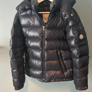 Moncler maya - Säljer nu min moncler maya. De är st S. Inga skador eller problem alls har kvitto samt orginalbox. Köpt på monclers hemsida. Nypris ca 10 000 skriv vid funderingar eller fler bilder intresse koll