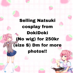 Natsuki cosplay - Köpt secondhand alltså inte helt ny men kvalitet är fortfarande bra. Köparen står för frakten (tryck inte köp nu) Utan peruk!!! köpt ifrån DokiDoki