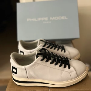 Philippe model skor - Säljer dessa feta Philippe model skor i storlek 43, skorna är endast använda ett par gånger och är i nyskick. Allt og medföljer.