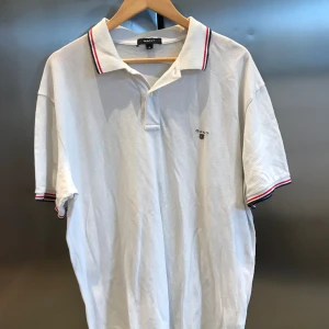 Gant piké - Väldigt fin gant piké, färger passar fint nu till sommar så passa på! 