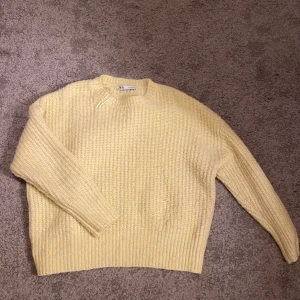 Gul stickad - Perfekt till våren, ok skick 