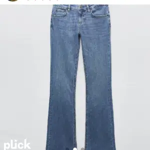 Superfina jeans ifrån Zara! Bra skick! Säljer pga dom aldrig kommer till användning. ❤️ Har sprättat upp jeanskanten så att de är två cm längre! 