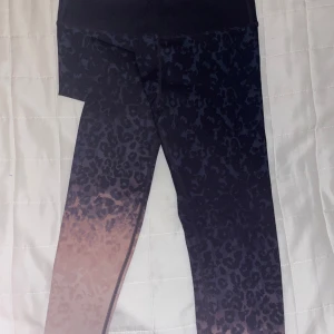 Träningstights  - Träningstights från H&M i storlek s. Använda fåtal gånger 